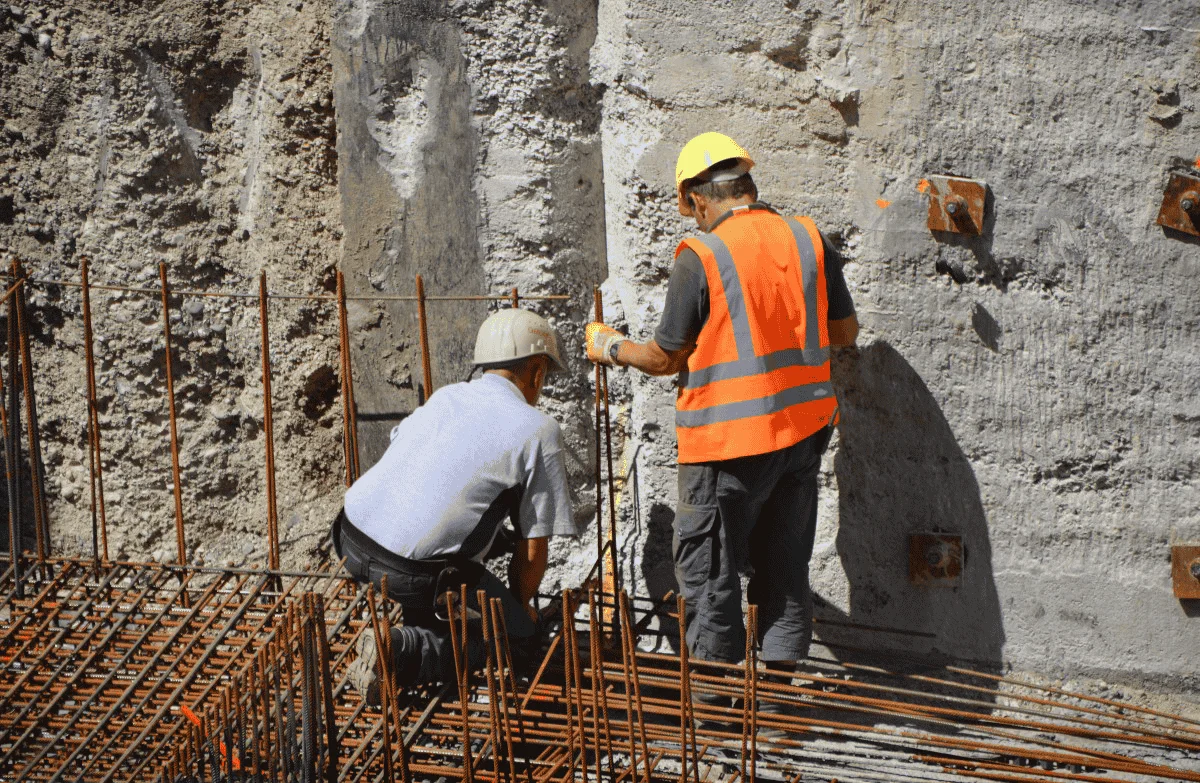 Ouvriers sur un chantier de fondations